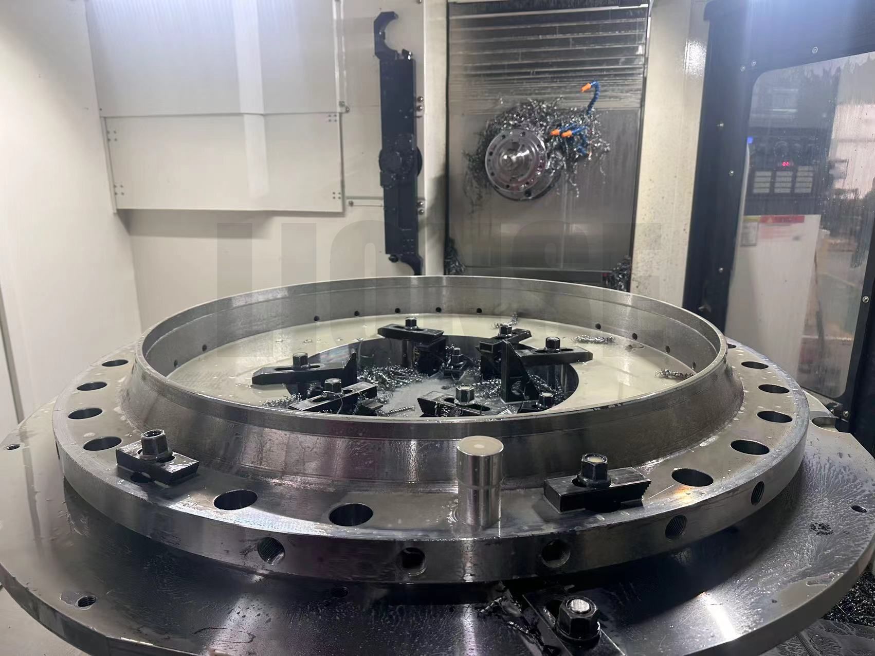 Как да осигурим вертикалност на отвора при пробиване на фланци с голям диаметър?