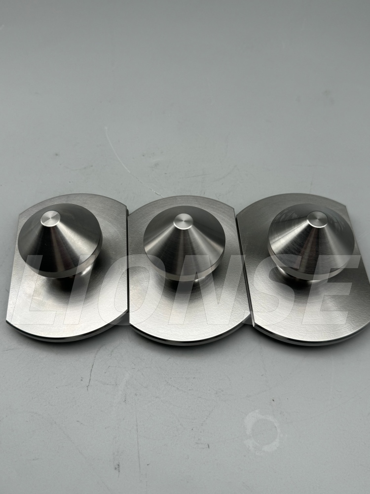 Конична повърхност, локализираща издърпваща шпилка