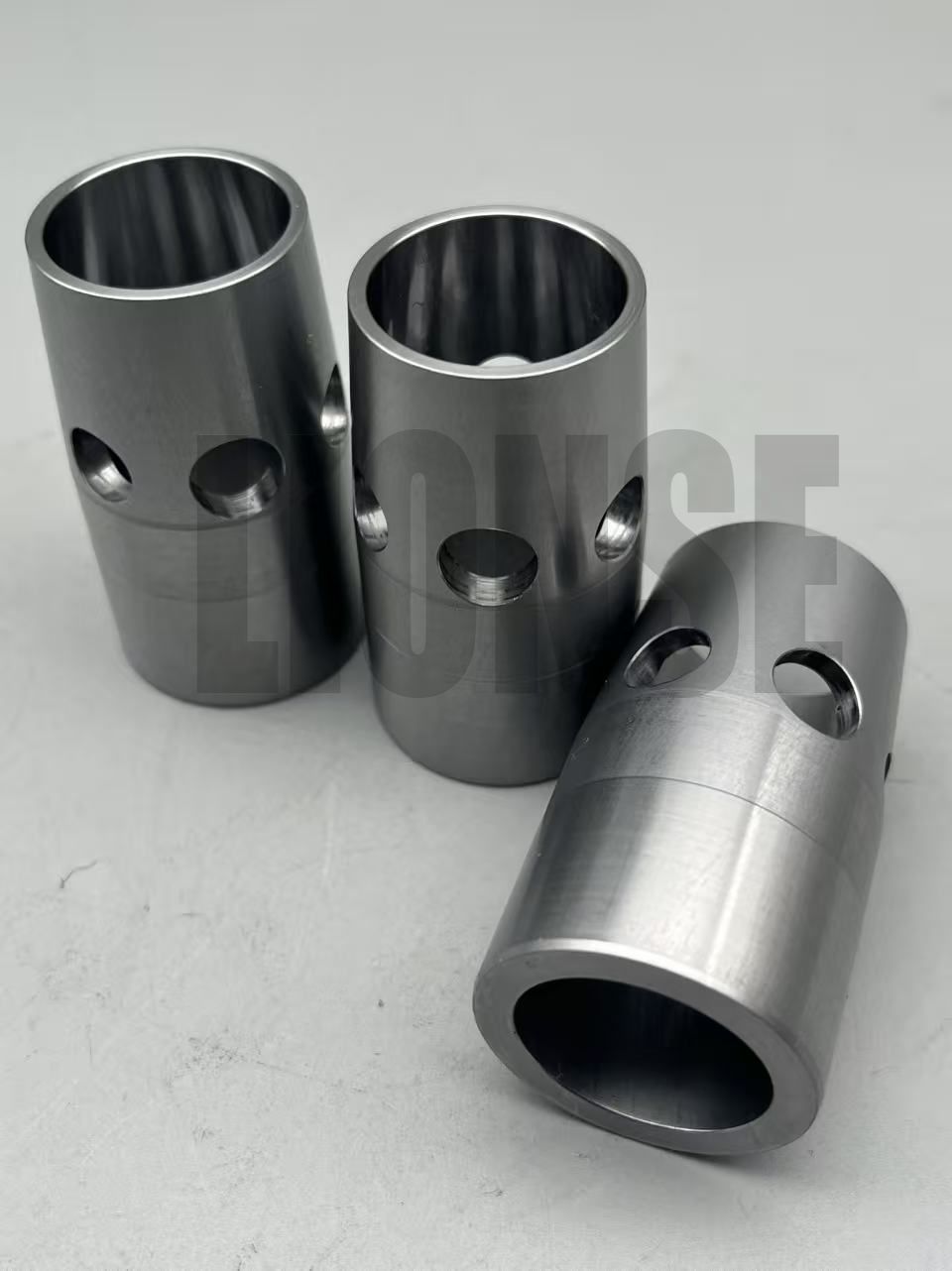 Персонализирана CNC обработена втулка от неръждаема стомана с радиални отвори