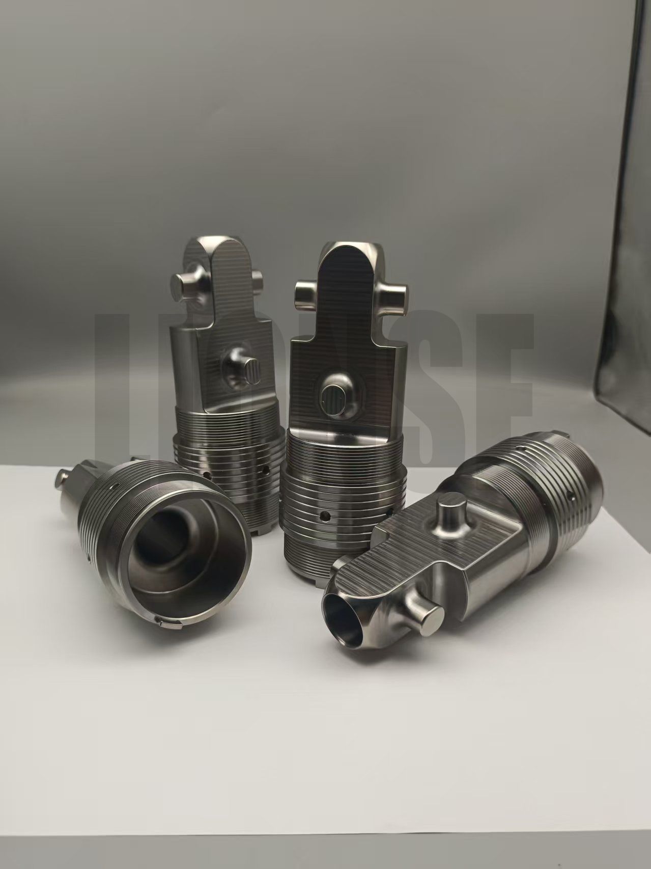 Титаниеви механични части за Abyssal